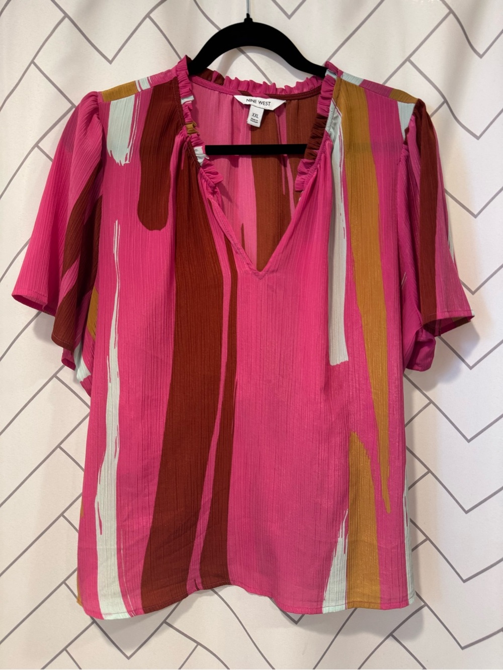 Nine West Fuchsia Abstract V-Neck Short Sleeve Blouse
